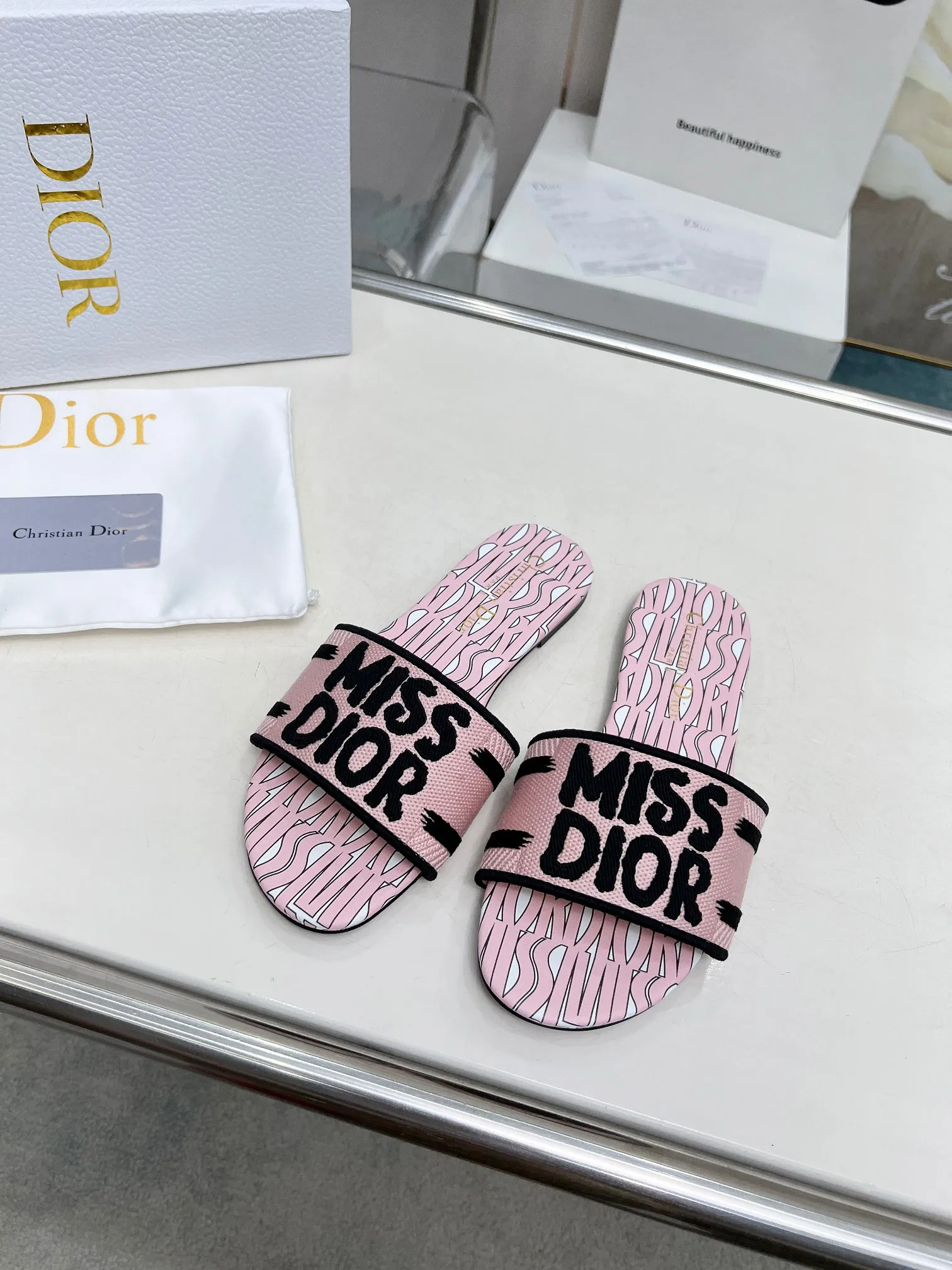 👟👟Ex-factory price 300👟👟 •Dior women's presbyopic embroidered leather-soled slippers Christian Dior has always been synonymous with magnificence and elegance, and has always been at the top of the fashion world👍 What is particularly worth mentioning is: the embroidered ✨ pattern on the sole, which reproduces one of the cherished symbols of Christian Dior✅More than a hundred colors to choose from ◽️️Upper: selected top-quality embroidered cotton ◽️Inner lining: imported sheepskin ◽Number 35-40 (41.42.43 customized)